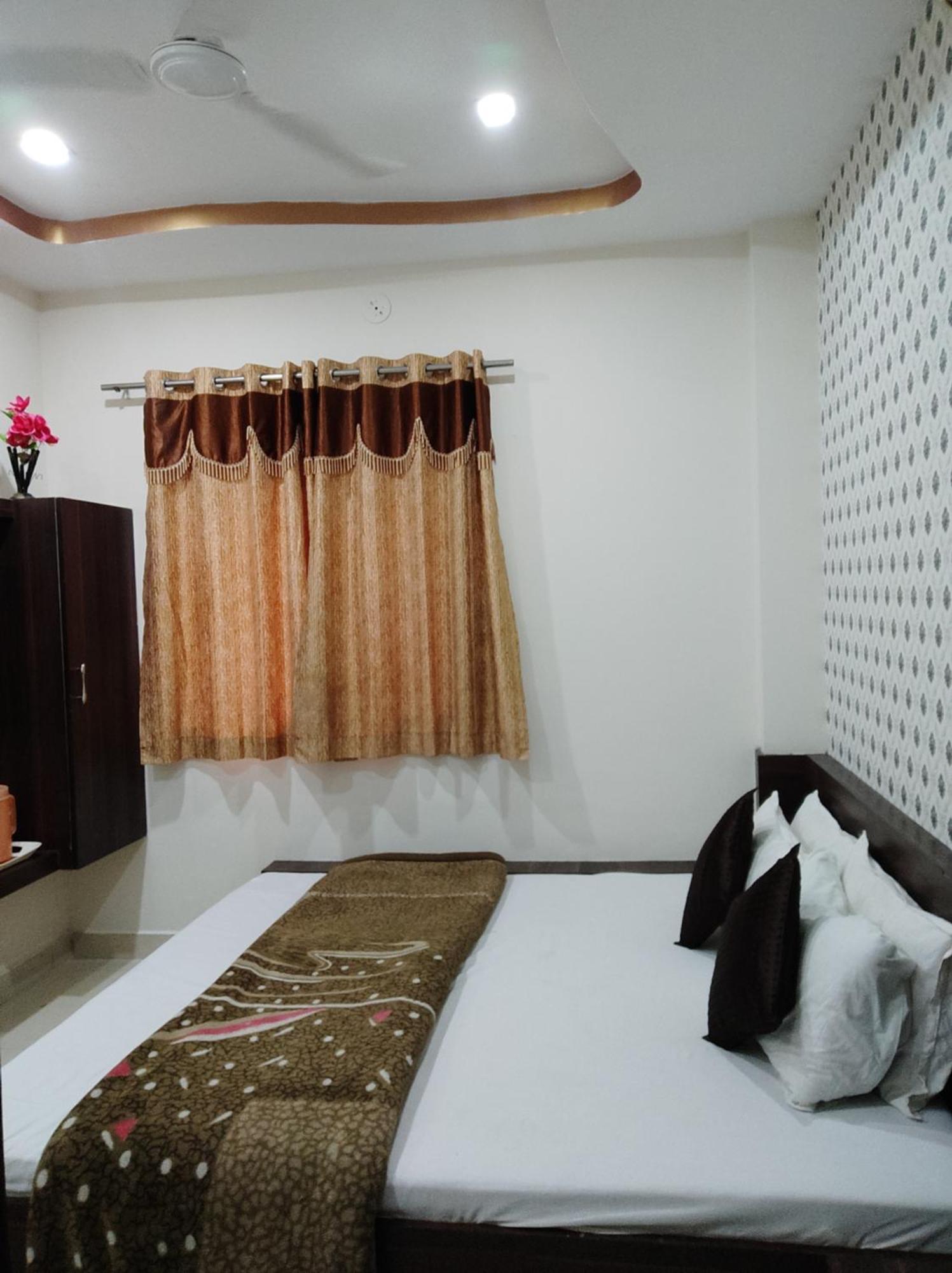 Hotel Vrandavan Palace Near Mahakal Temple 우자인 외부 사진
