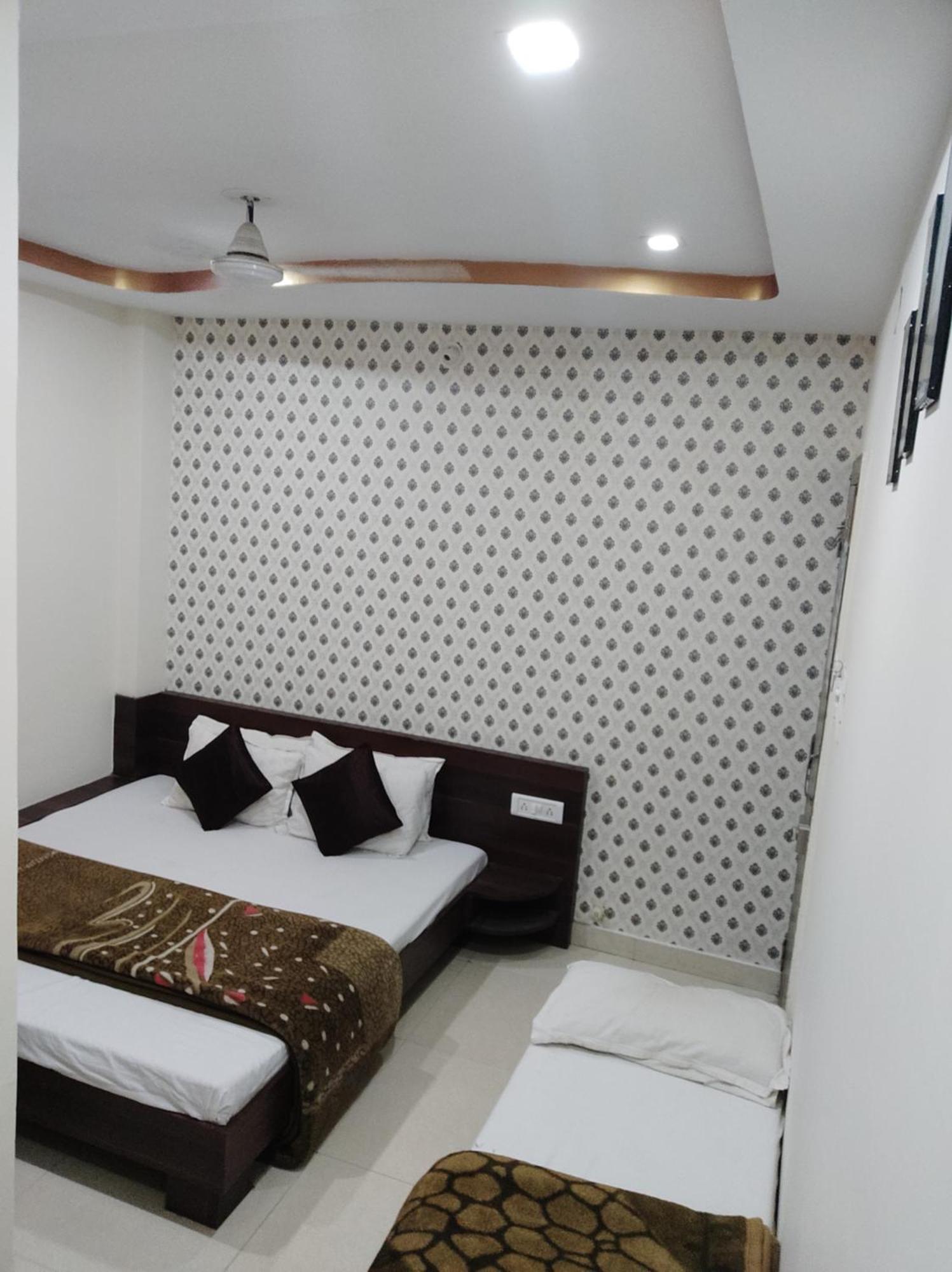 Hotel Vrandavan Palace Near Mahakal Temple 우자인 외부 사진