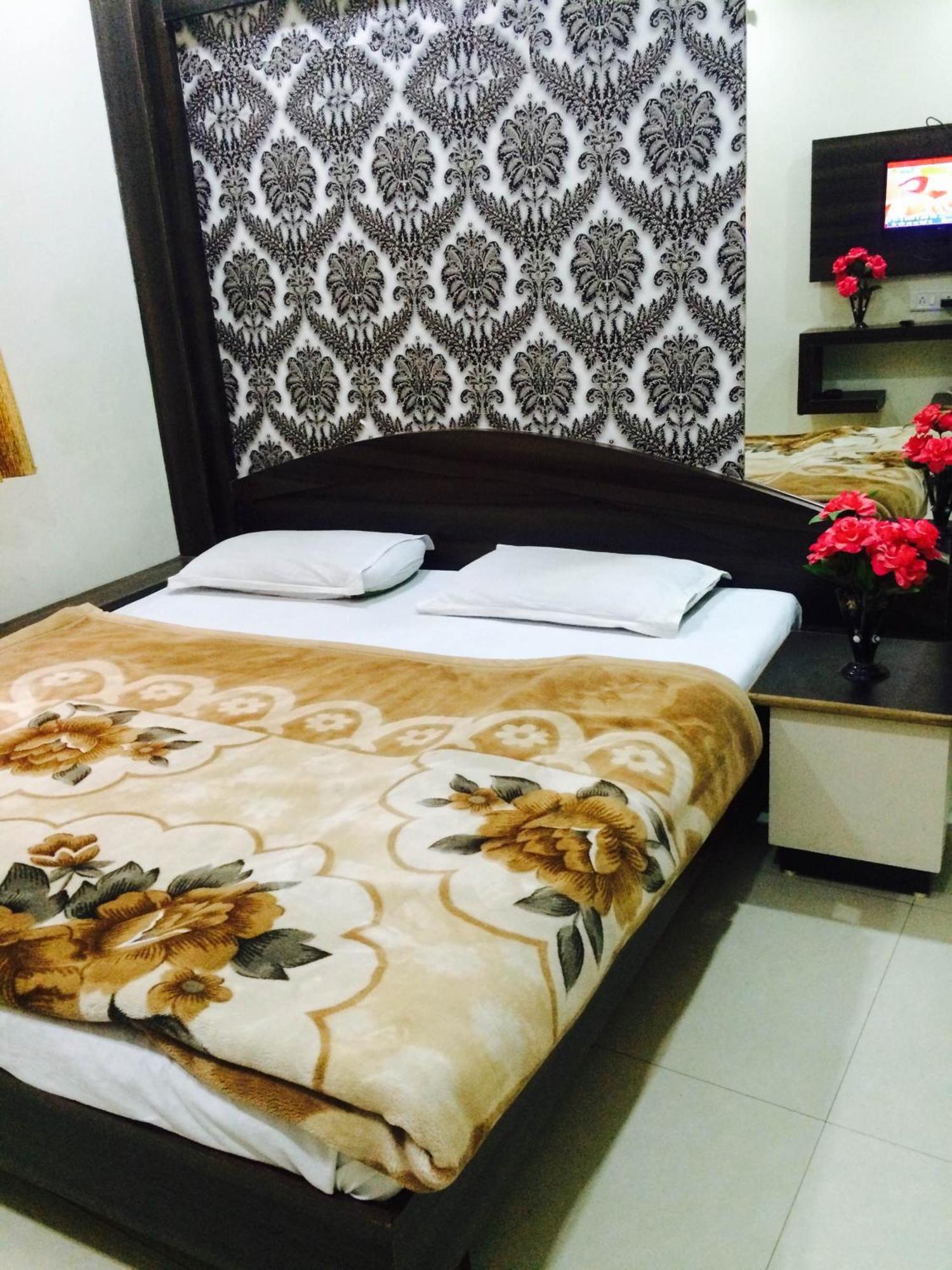 Hotel Vrandavan Palace Near Mahakal Temple 우자인 외부 사진