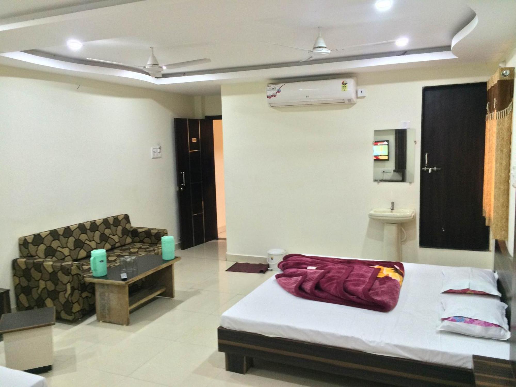 Hotel Vrandavan Palace Near Mahakal Temple 우자인 외부 사진