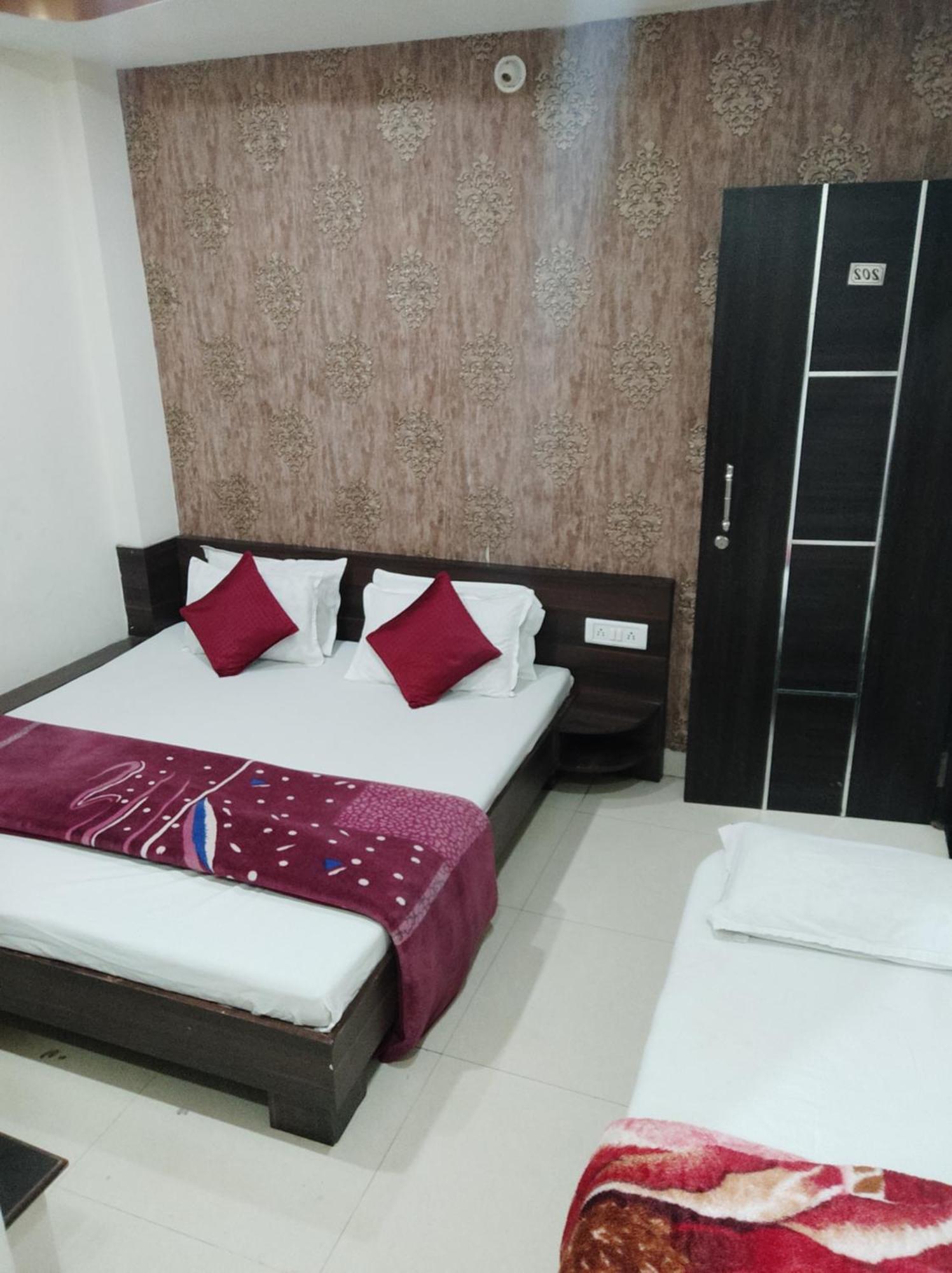 Hotel Vrandavan Palace Near Mahakal Temple 우자인 외부 사진