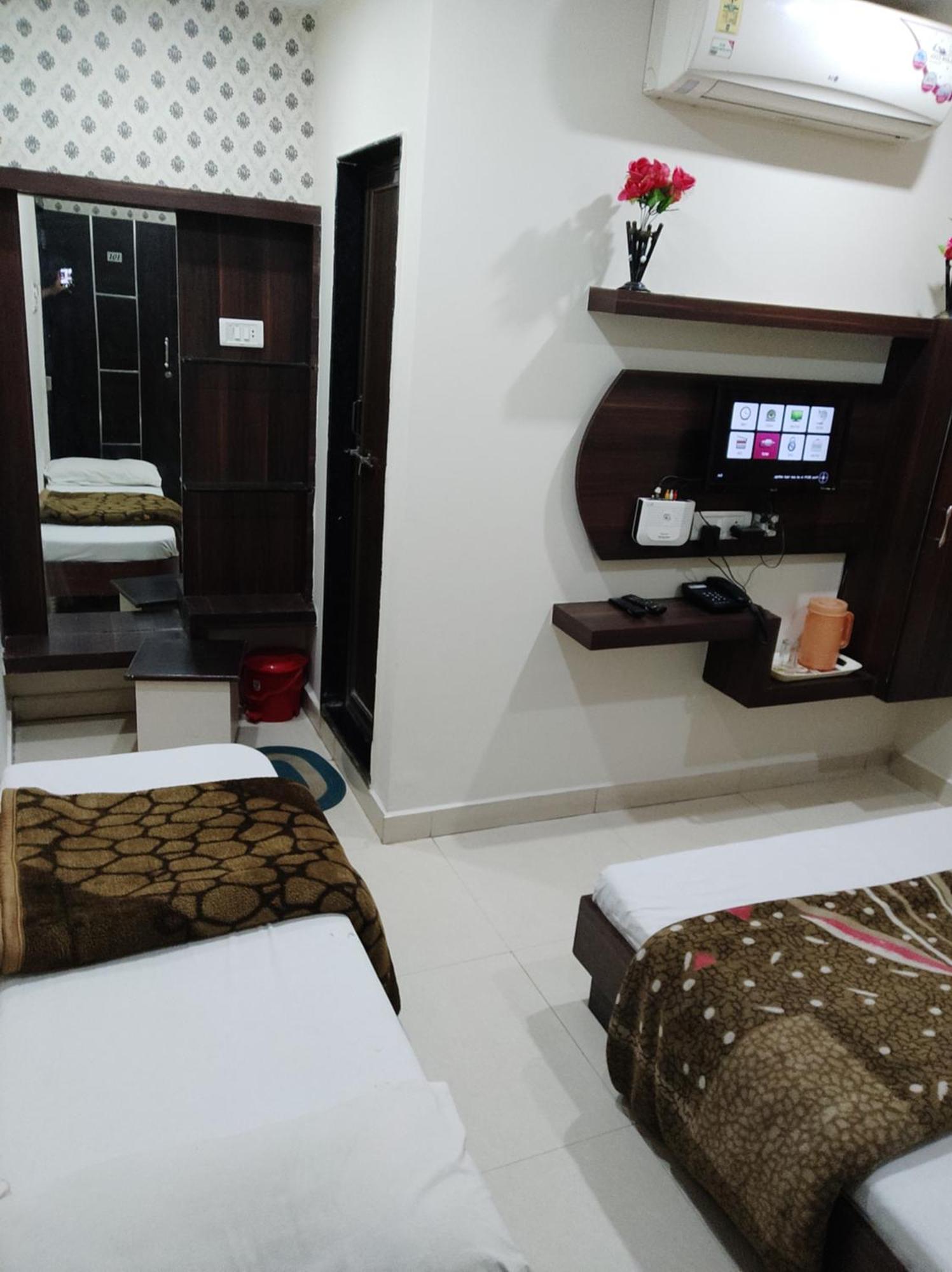 Hotel Vrandavan Palace Near Mahakal Temple 우자인 외부 사진