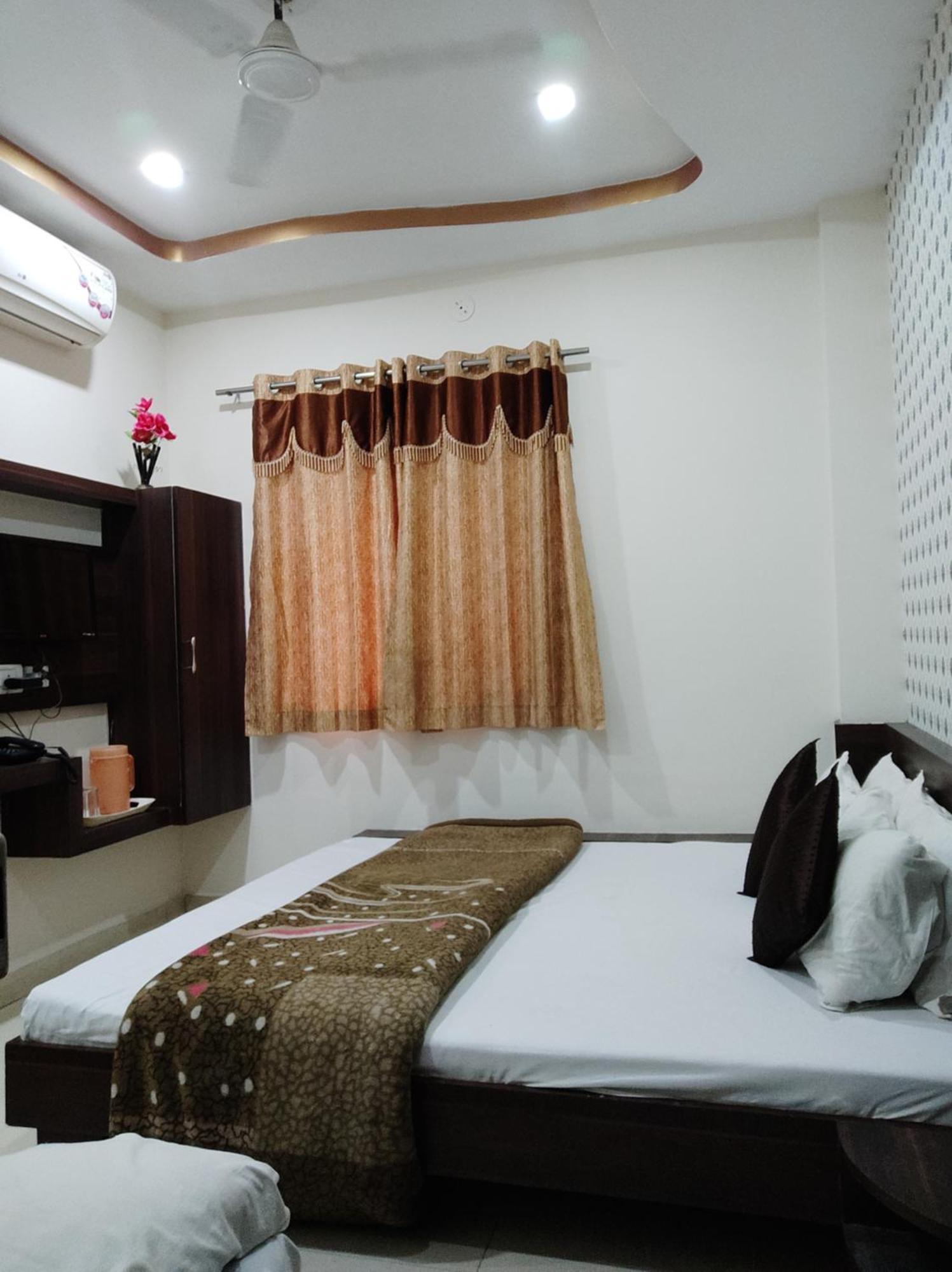 Hotel Vrandavan Palace Near Mahakal Temple 우자인 외부 사진