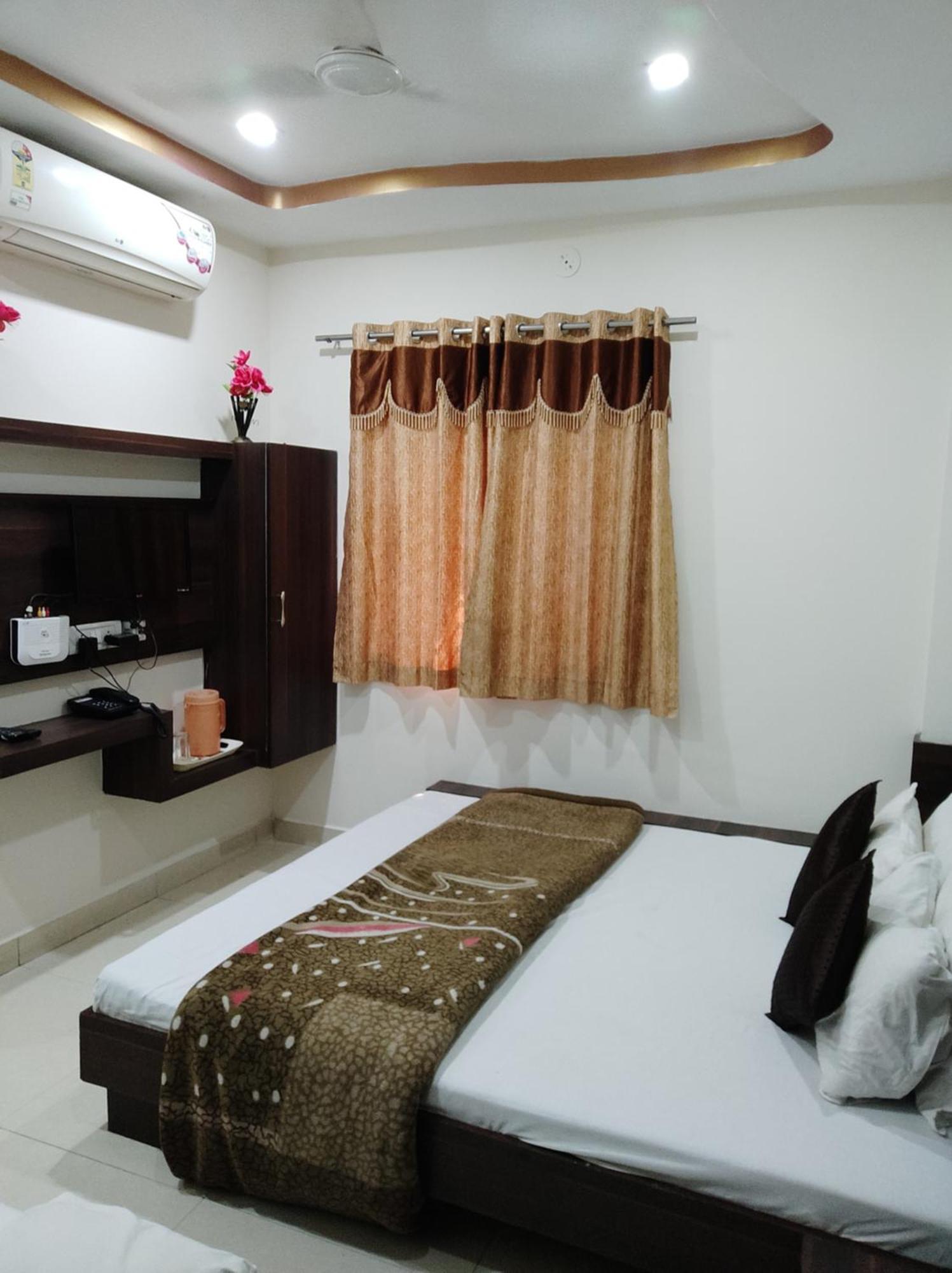 Hotel Vrandavan Palace Near Mahakal Temple 우자인 외부 사진