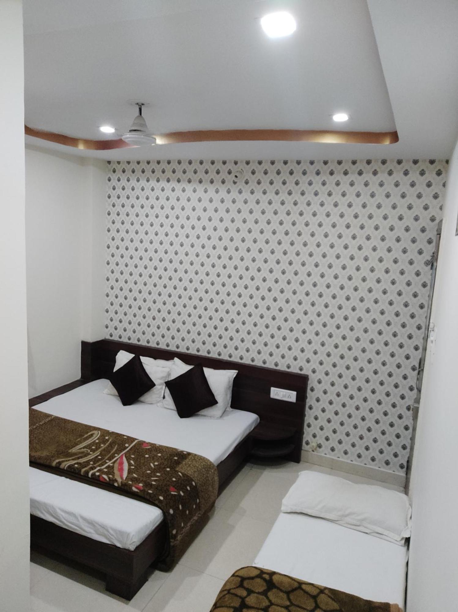 Hotel Vrandavan Palace Near Mahakal Temple 우자인 외부 사진