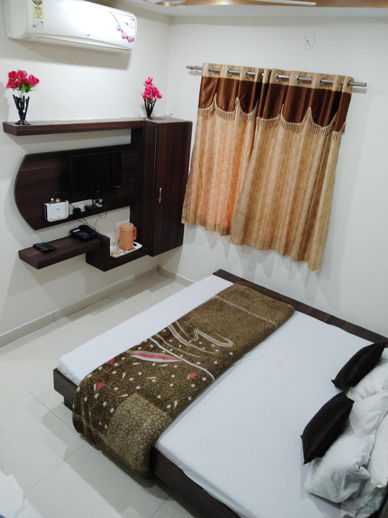 Hotel Vrandavan Palace Near Mahakal Temple 우자인 외부 사진